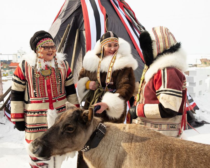 Три женщины в национальных костюмах народов севера