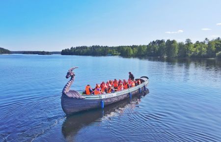 Дивный день в Карелии: водопады, хаски, водная прогулка на драккаре к форелевой ферме