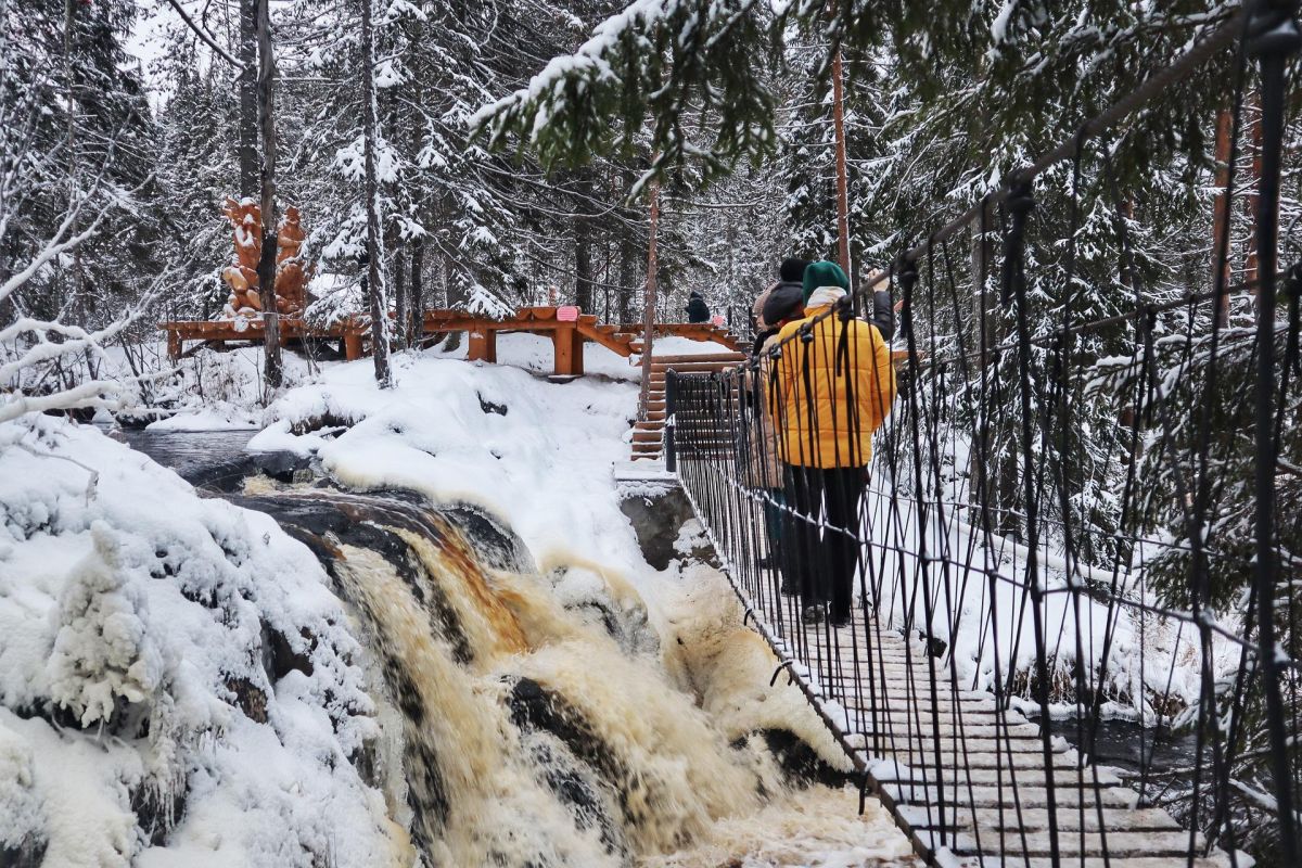 В новогоднюю Карелию на ретропоезде: водопады и Рускеала