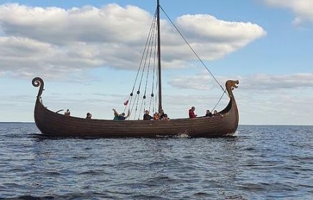 Прогулка на ладье Хийси на остров Лой