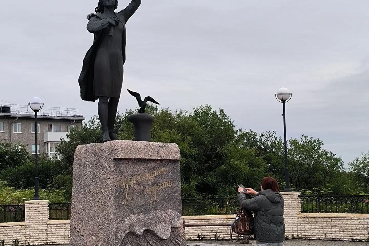 Мурманск и его атомное сердце - ледокол Ленин.