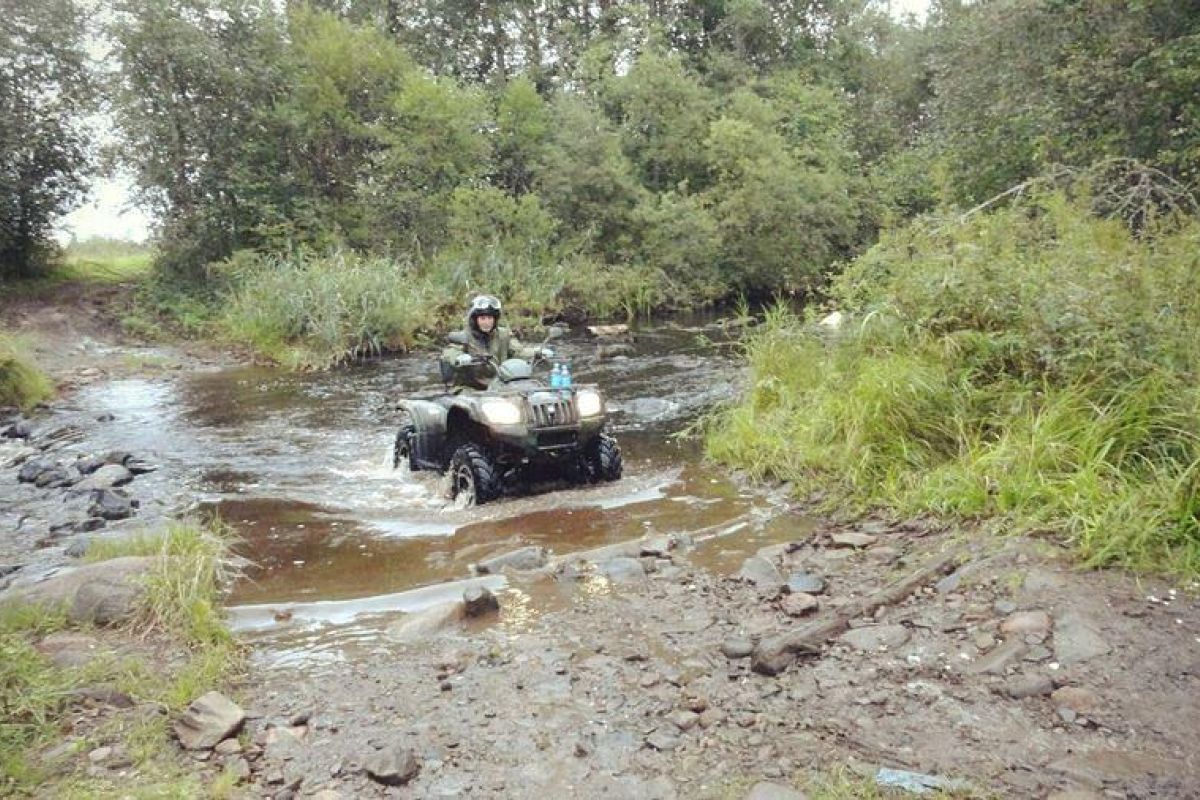 На рыбалку на квадроциклах на лесном озере Карелии