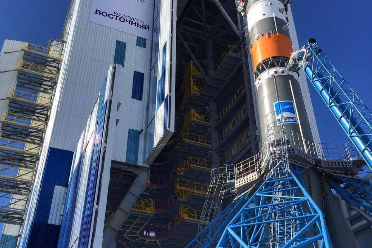 Космодром Восточный: вывоз и вертикализация РКН