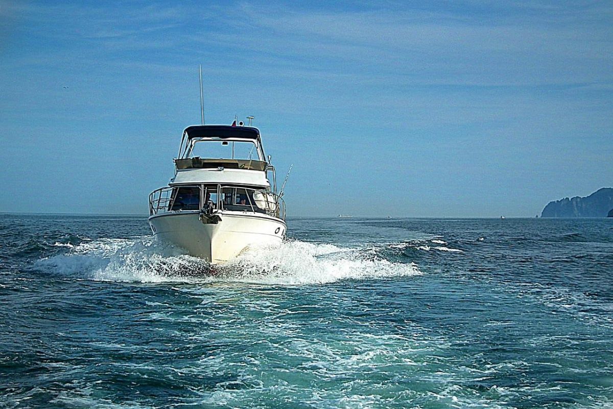 Морская прогулка к бухте Русской (Камчатка)