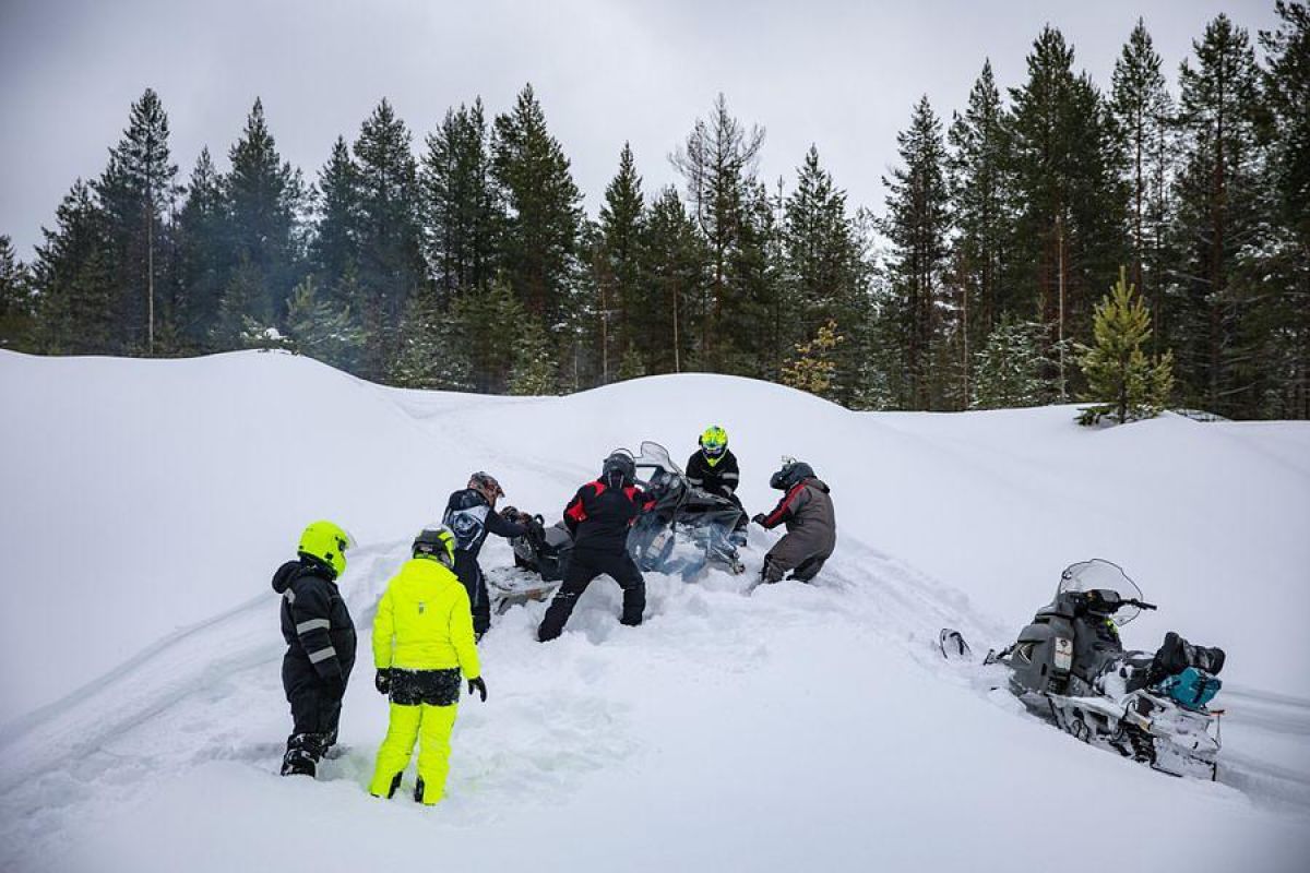 Путешествие на снегоходах на Вулкан Гирвас