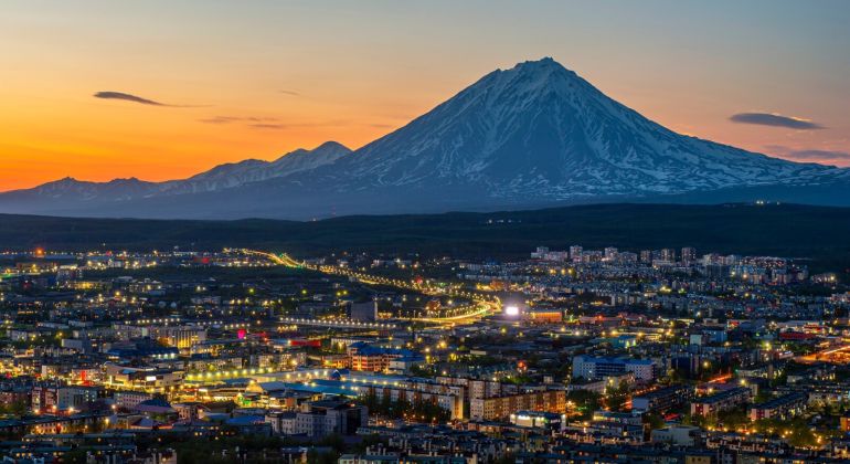 Город с видом на вулканы