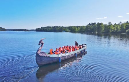 Дивный день в Карелии: водопады, хаски, водная прогулка на драккаре к форелевой ферме