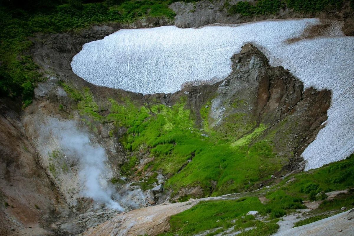 Дачные источники и водопад Снежный барс (Камчатка, экскурсия)