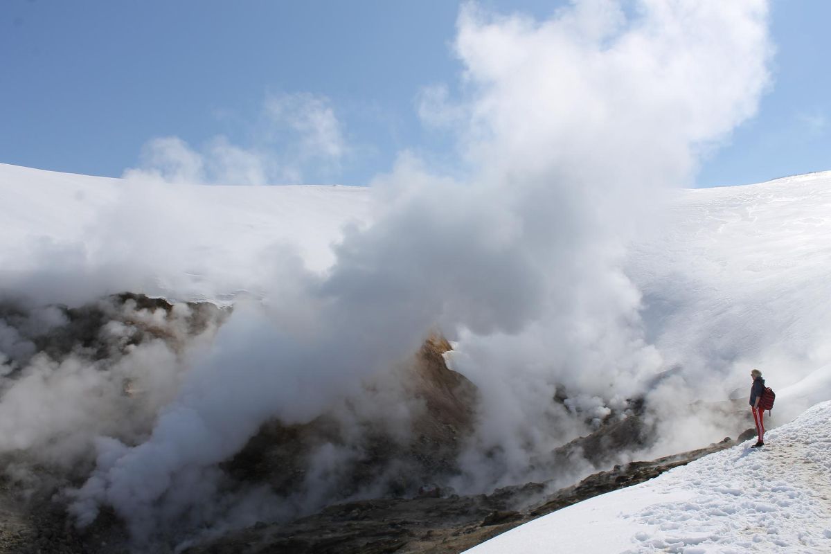 Экскурсия на вездеходе в район Мутновского вулкана: Дачные источники и каньон Опасный