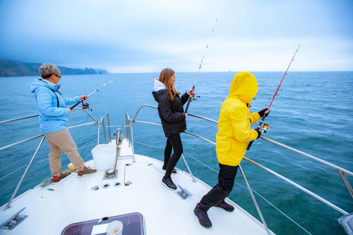 Морская прогулка к бухте Русской (Камчатка)