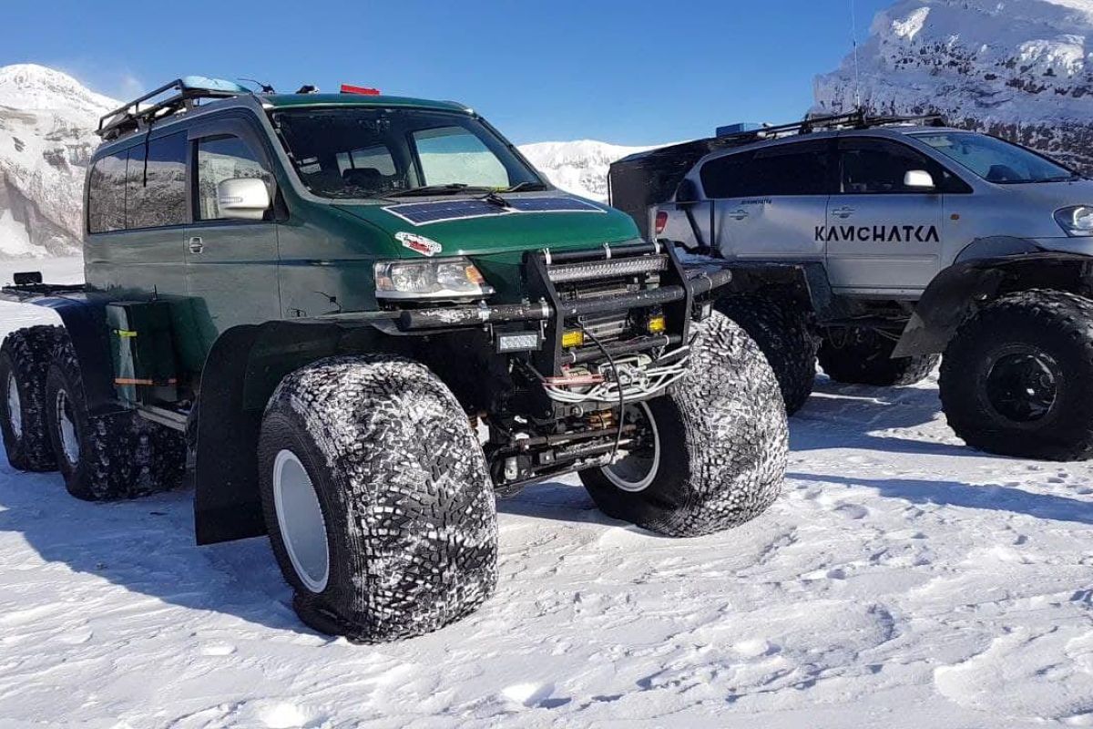 Экскурсия на вездеходе в район Мутновского вулкана: Дачные источники и каньон Опасный