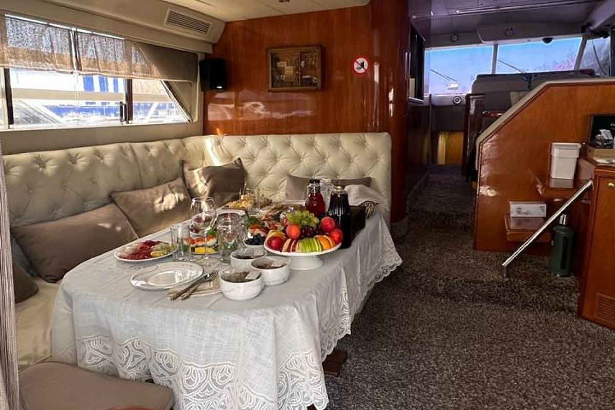 Морская прогулка до бухты Русская. VIP-яхта класса Princess «Madam De Bua».