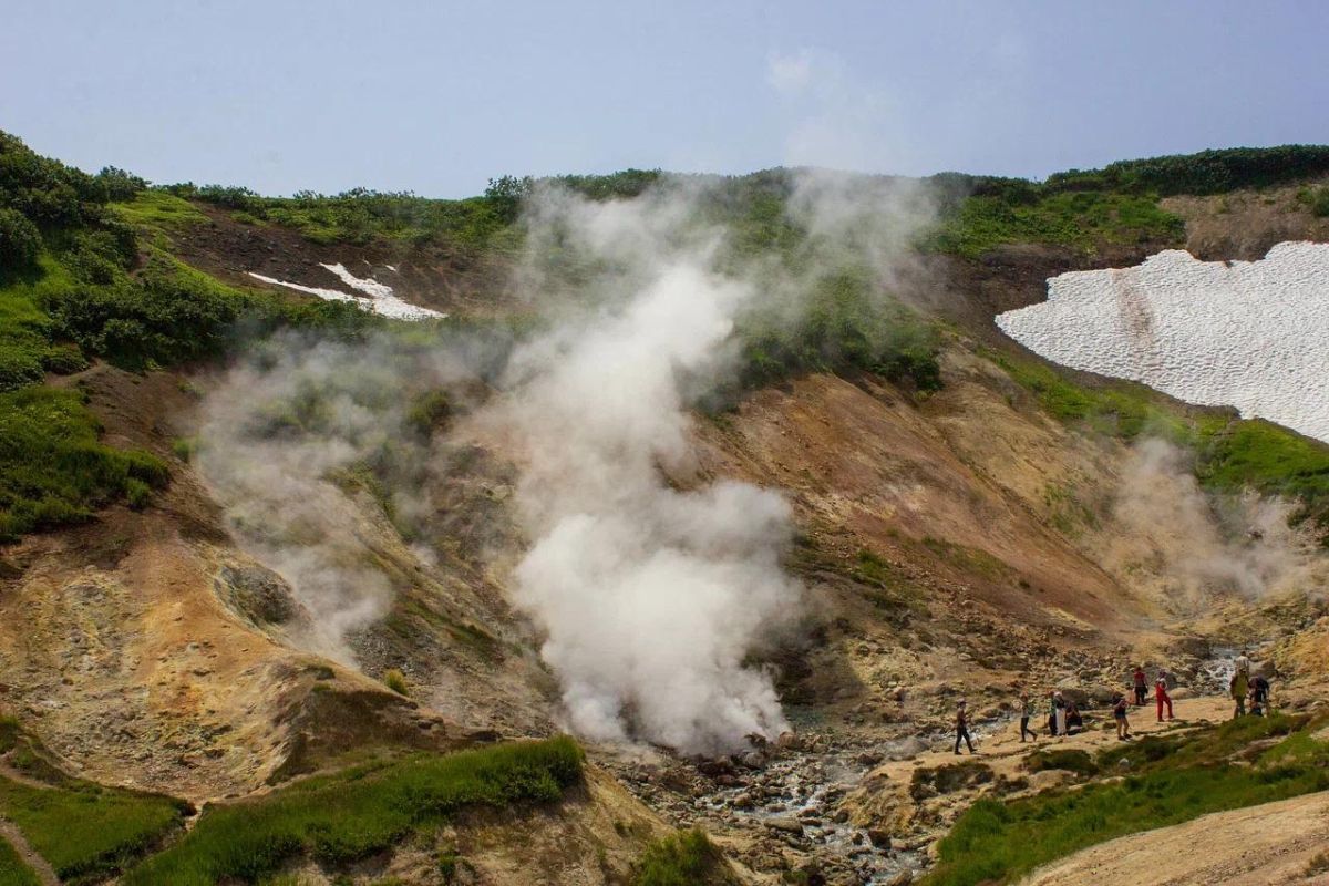 Дачные источники и водопад Снежный барс (Камчатка, экскурсия)