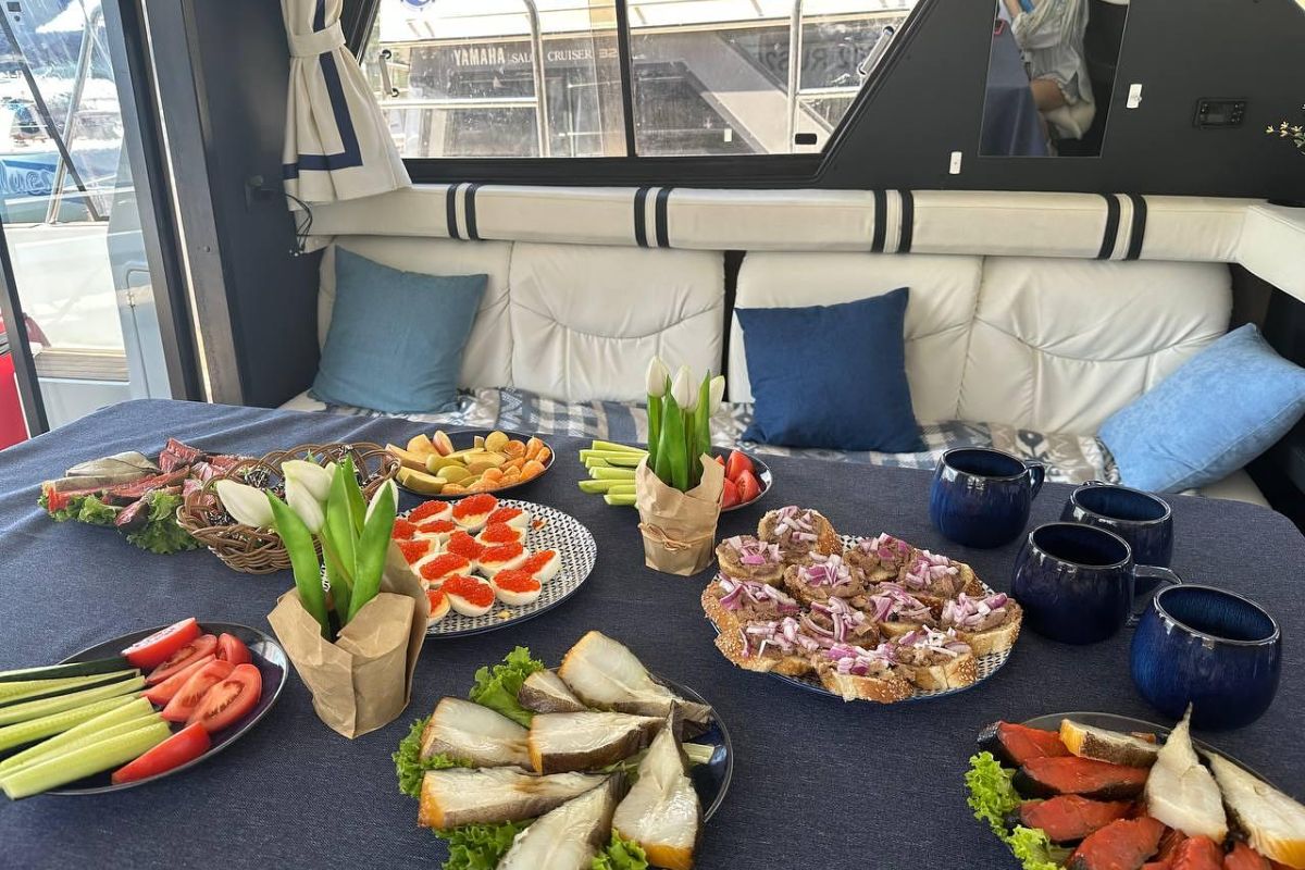 Морская прогулка к бухте Русской (Камчатка)