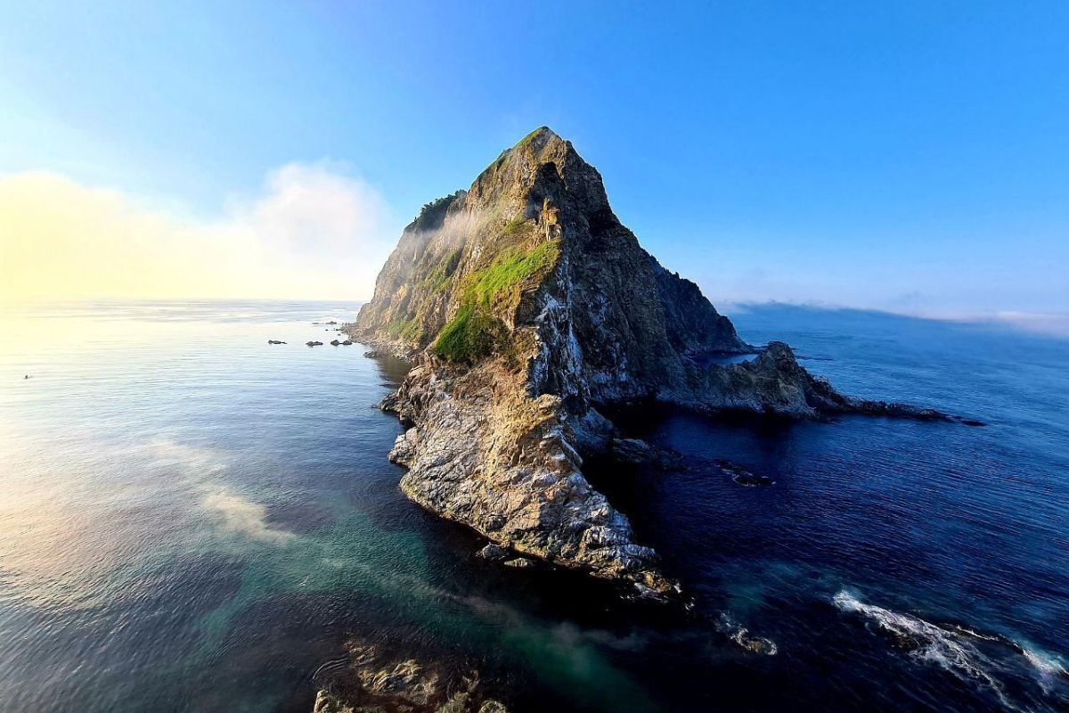 Два острова: Сахалин и Итуруп