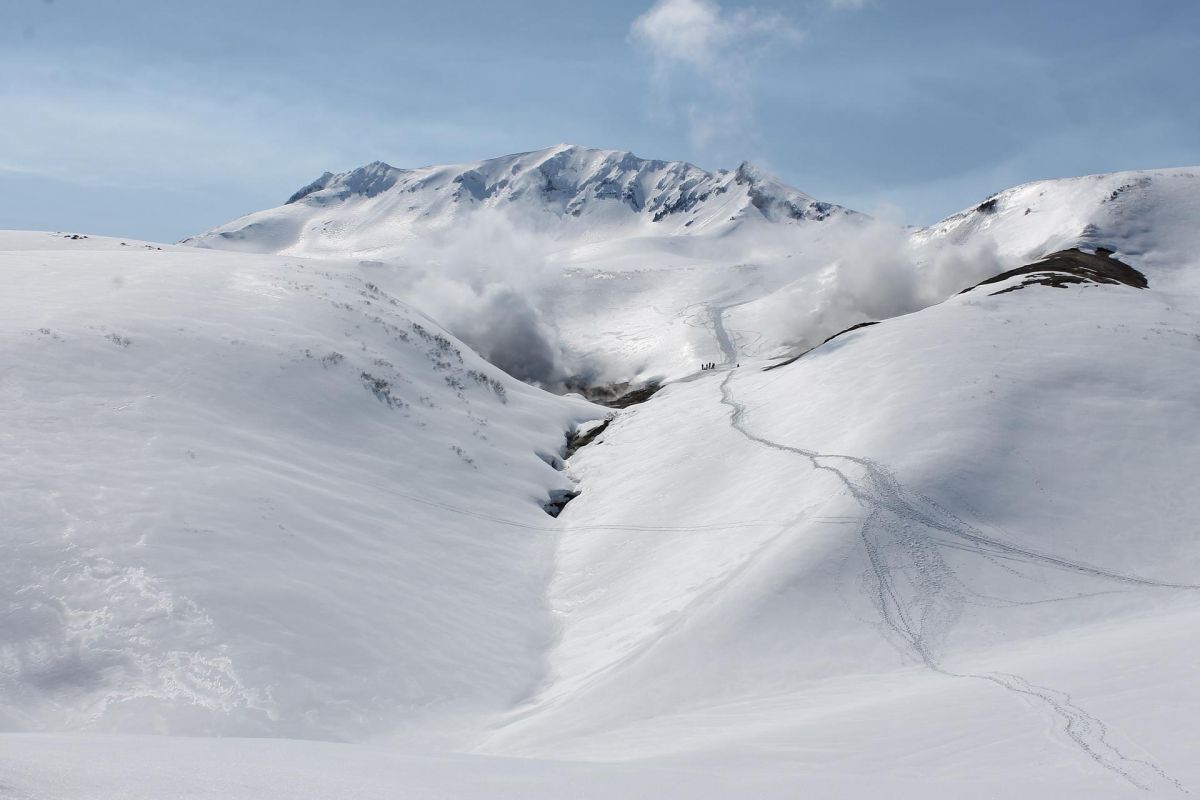 Экскурсия на вездеходе в район Мутновского вулкана: Дачные источники и каньон Опасный